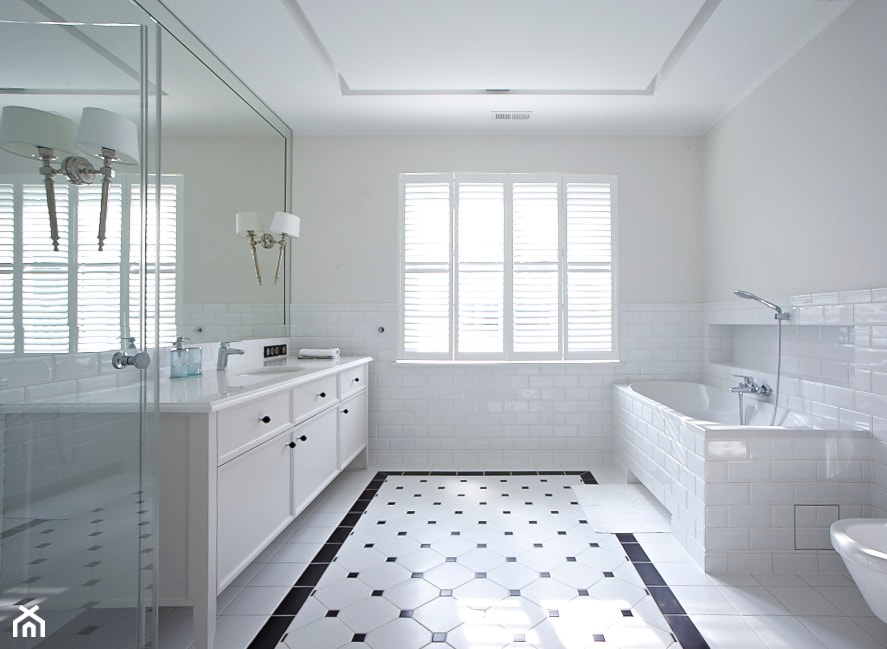 Duża łazienka z oknem, styl minimalistyczny - zdjęcie od bbhome.pl