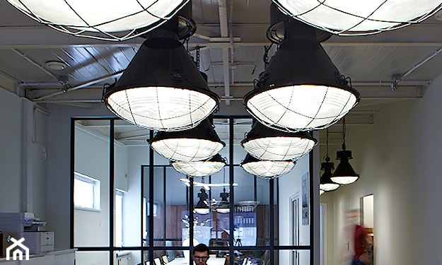 metalowe lampy w stylu industrialnym