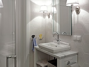 Dom na Mazurach - Mała bez okna łazienka, styl glamour - zdjęcie od bbhome.pl