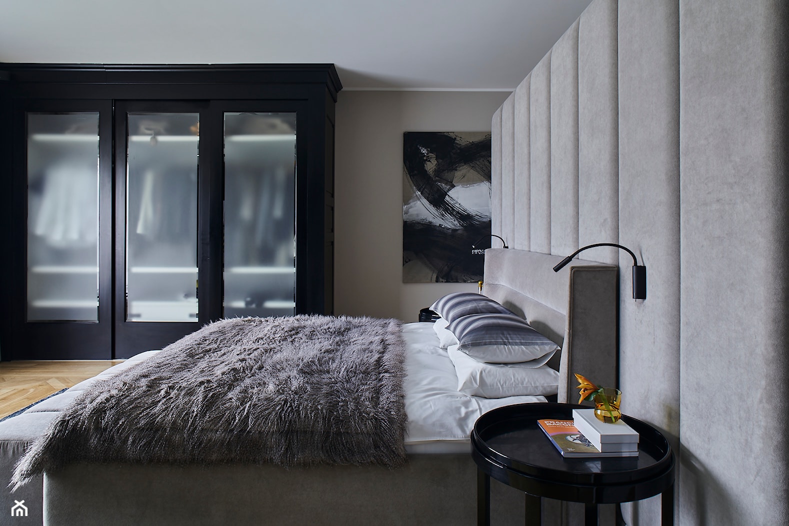 Dom w Warszawie - Duża szara sypialnia, styl nowoczesny - zdjęcie od bbhome.pl - Homebook