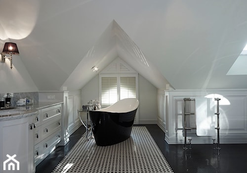 Dom na Targówku - Duża na poddaszu jako pokój kąpielowy z punktowym oświetleniem łazienka z oknem, styl glamour - zdjęcie od bbhome.pl
