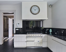 Dom w Warszawie - Duża biała z zabudowaną lodówką kuchnia z kompozytem na ścianie nad blatem kuchenn ... - zdjęcie od bbhome.pl - Homebook