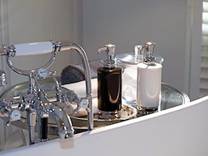 Piękne detale w klasycznej łazience - zdjęcie od bbhome.pl
