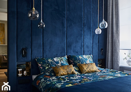 granatowa sypialnia z tapicerowaną ścianą - zdjęcie od bbhome.pl