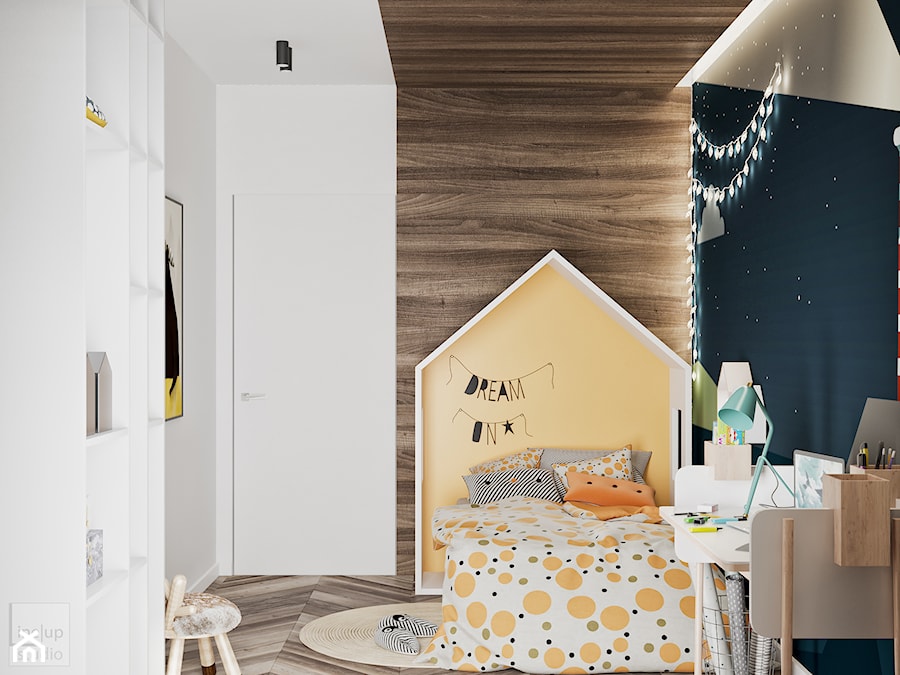 Odcienie Loftu w Krakowie - Mały biały niebieski z panelami tapicerowanymi pokój dziecka dla dziecka, styl minimalistyczny - zdjęcie od LINEUP STUDIO