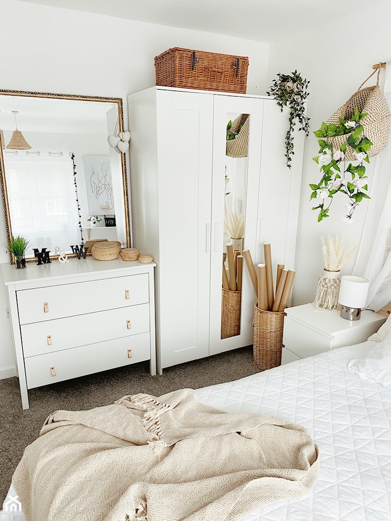 Sypialnia w stylu skandynawskim, szafa, komoda i lustro - zdjęcie od magda_homeuk - Homebook