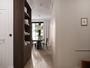 Popiełuszki - Średni z zabudową meblową beżowy biały brązowy z farbą na ścianie hol / przedpokój, styl glamour - zdjęcie od Studio Salve Wnętrza
