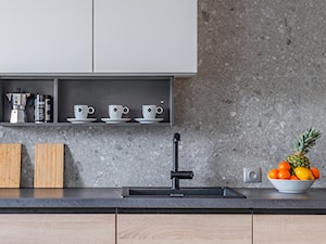 Zdjęcia Nieruchomości - Średnia z kamiennym blatem z nablatowym zlewozmywakiem kuchnia jednorzędowa z marmurem nad blatem kuchennym, styl nowoczesny - zdjęcie od Foto Wnętrz