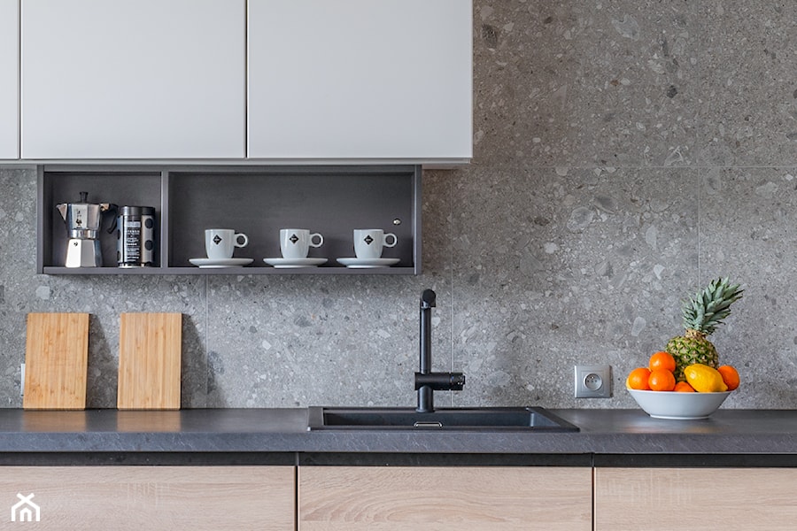 Zdjęcia Nieruchomości - Średnia z kamiennym blatem z nablatowym zlewozmywakiem kuchnia jednorzędowa z marmurem nad blatem kuchennym, styl nowoczesny - zdjęcie od Foto Wnętrz
