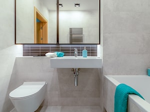 Zdjęcia Nieruchomości - Mała bez okna z lustrem z punktowym oświetleniem łazienka - zdjęcie od Foto Wnętrz