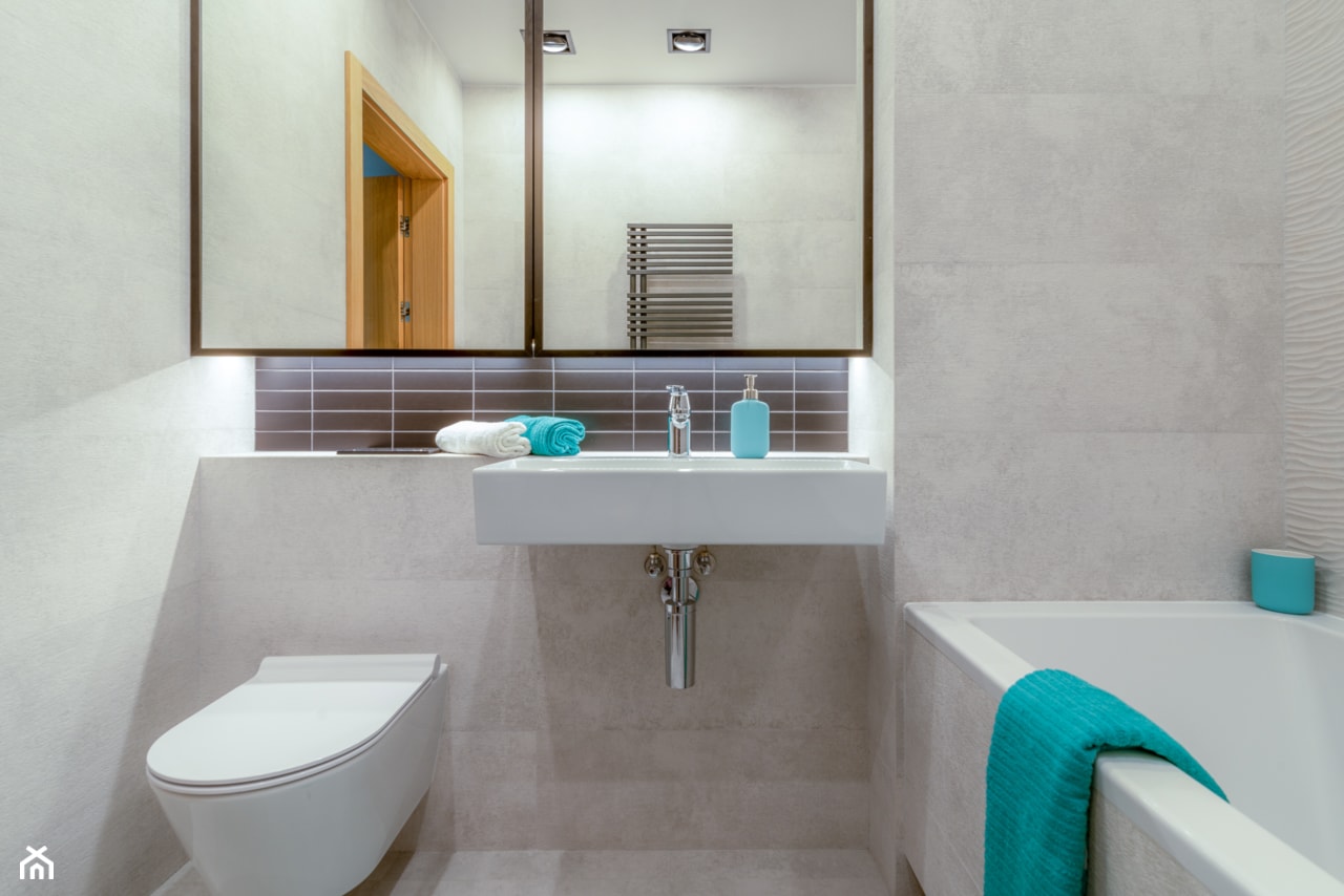 Zdjęcia Nieruchomości - Mała bez okna z lustrem z punktowym oświetleniem łazienka - zdjęcie od Foto Wnętrz - Homebook