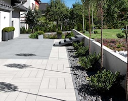 Dwa poziomy ogrodu - Średni ogród za domem - zdjęcie od Bruk - Homebook