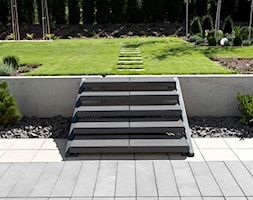 Dwa poziomy ogrodu - Średni ogród - zdjęcie od Bruk - Homebook