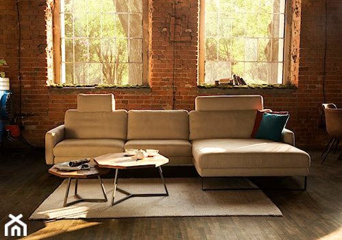 Formia - Duży czerwony salon z jadalnią, styl industrialny - zdjęcie od Livingroom Official