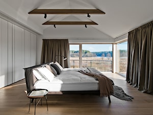 Nobifloor - Duża biała sypialnia z balkonem / tarasem - zdjęcie od Dekorian Home - Salony z wyposażeniem wnętrz