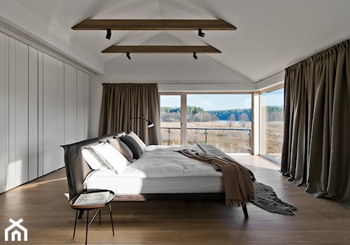 Nobifloor - Duża biała sypialnia z balkonem / tarasem - zdjęcie od Dekorian Home - Salony z wyposażeniem wnętrz
