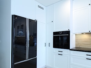 KLASYKA W NOWOCZESNYM WYDANIU - Średnia otwarta biała z zabudowaną lodówką z lodówką wolnostojącą kuchnia w kształcie litery l z oknem, styl tradycyjny - zdjęcie od Kubik Meble