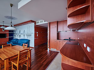 Nadmorski styl - Individual - Średnia otwarta z salonem z zabudowaną lodówką z nablatowym zlewozmywakiem kuchnia w kształcie litery l - zdjęcie od Interiors Poland