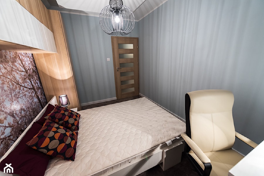 Wnętrze w styu eleganckiej nowoczesności - Mała szara z biurkiem sypialnia - zdjęcie od Interiors Poland