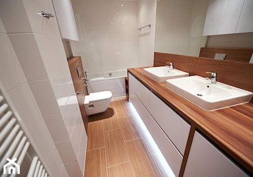 Połączenie klasyki z nowoczesnością - projekt Individual - Średnia bez okna z dwoma umywalkami z punktowym oświetleniem łazienka - zdjęcie od Interiors Poland