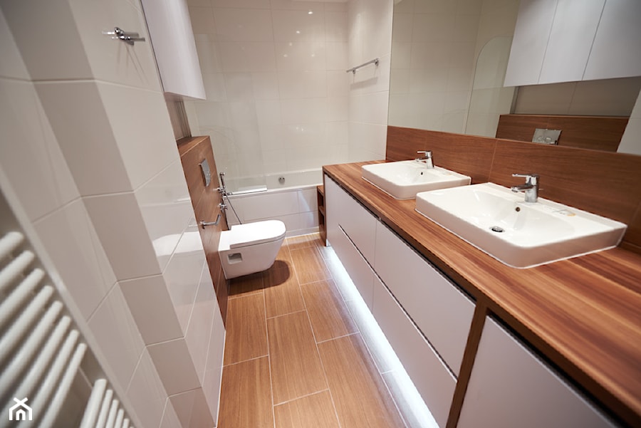 Połączenie klasyki z nowoczesnością - projekt Individual - Średnia bez okna z dwoma umywalkami z punktowym oświetleniem łazienka - zdjęcie od Interiors Poland
