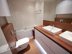 Połączenie klasyki z nowoczesnością - projekt Individual - Średnia bez okna z lustrem z dwoma umywalkami z punktowym oświetleniem łazienka - zdjęcie od Interiors Poland