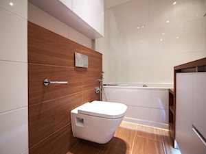Połączenie klasyki z nowoczesnością - projekt Individual - Mała bez okna z lustrem z punktowym oświetleniem łazienka - zdjęcie od Interiors Poland