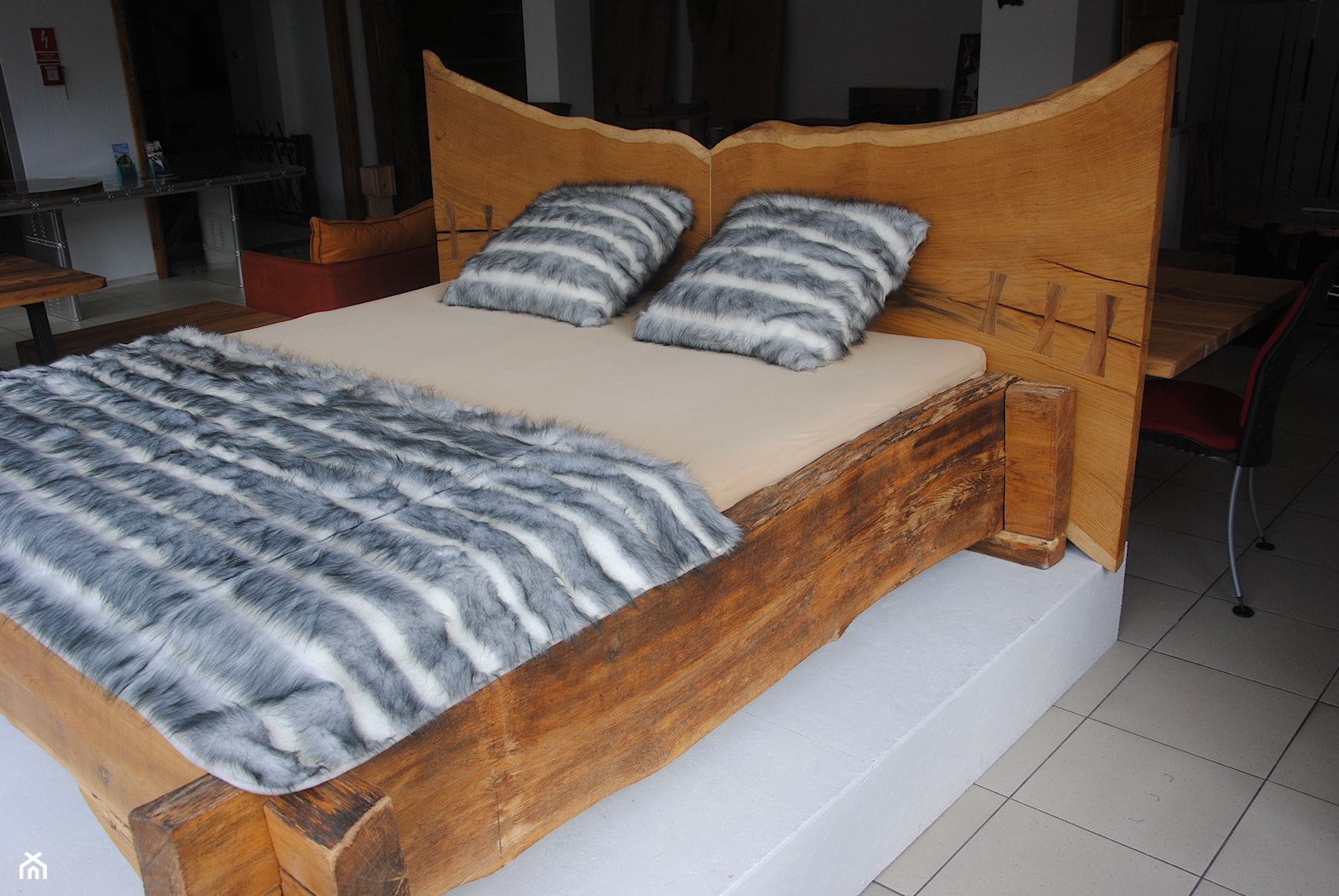 Łóżko BUTTERFLY - zdjęcie od KAMRO EUROPA HOLZ DESIGN - Homebook