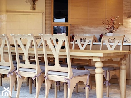 Aranżacje wnętrz - Salon: Stół z krzesłami z litego drewna - SiGFurniture. Przeglądaj, dodawaj i zapisuj najlepsze zdjęcia, pomysły i inspiracje designerskie. W bazie mamy już prawie milion fotografii!