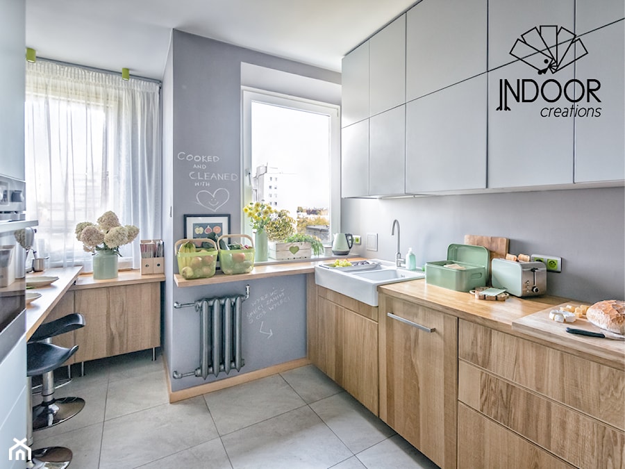 Kuchnia serce domu - Duża zamknięta szara z zabudowaną lodówką z nablatowym zlewozmywakiem kuchnia w kształcie litery u z oknem - zdjęcie od INDOOR creations