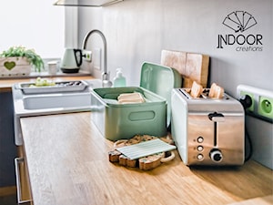 Kuchnia serce domu - Szara z nablatowym zlewozmywakiem kuchnia jednorzędowa z oknem - zdjęcie od INDOOR creations