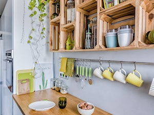Kuchnia serce domu - Szara z zabudowaną lodówką kuchnia jednorzędowa - zdjęcie od INDOOR creations