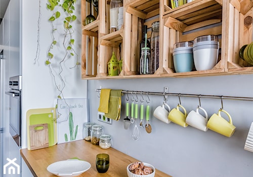 Kuchnia serce domu - Szara z zabudowaną lodówką kuchnia jednorzędowa - zdjęcie od INDOOR creations