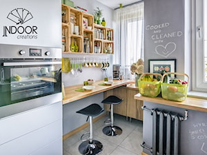 Kuchnia serce domu - Średnia zamknięta szara z zabudowaną lodówką kuchnia w kształcie litery l z oknem - zdjęcie od INDOOR creations