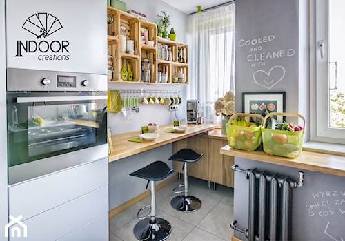 Kuchnia serce domu - Średnia zamknięta szara z zabudowaną lodówką kuchnia w kształcie litery l z oknem - zdjęcie od INDOOR creations