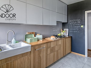 Kuchnia serce domu - Średnia zamknięta czarna szara z zabudowaną lodówką z nablatowym zlewozmywakiem kuchnia jednorzędowa - zdjęcie od INDOOR creations