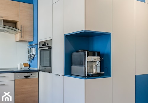 Szarości z kroplą koloru - Średnia otwarta z salonem biała niebieska z zabudowaną lodówką kuchnia w kształcie litery l - zdjęcie od INDOOR creations
