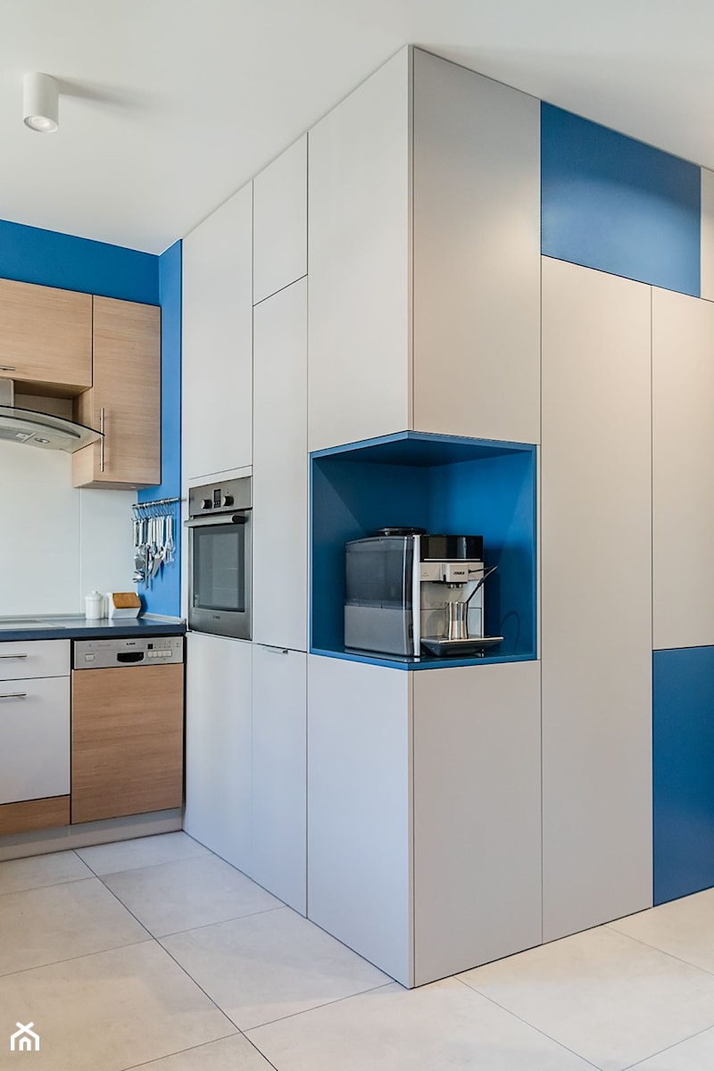 Szarości z kroplą koloru - Średnia otwarta z salonem biała niebieska z zabudowaną lodówką kuchnia w kształcie litery l - zdjęcie od INDOOR creations