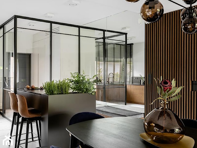 Dobrze oświetlone i nowoczesne wnętrze projektu pracowni MODOSO Interiors