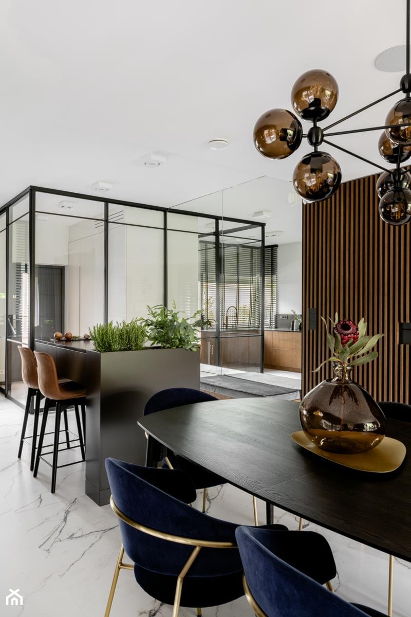 Dobrze oświetlone i nowoczesne wnętrze projektu pracowni MODOSO Interiors - zdjęcie od AQForm