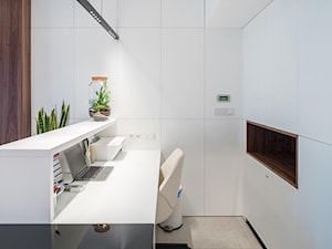 Nowoczesne i przyjazne wnętrza gabinetów lekarskich zaprojektowanych przez InDe Projekt - zdjęcie od AQForm