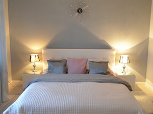 Średnia biała szara sypialnia, styl glamour - zdjęcie od claudia88