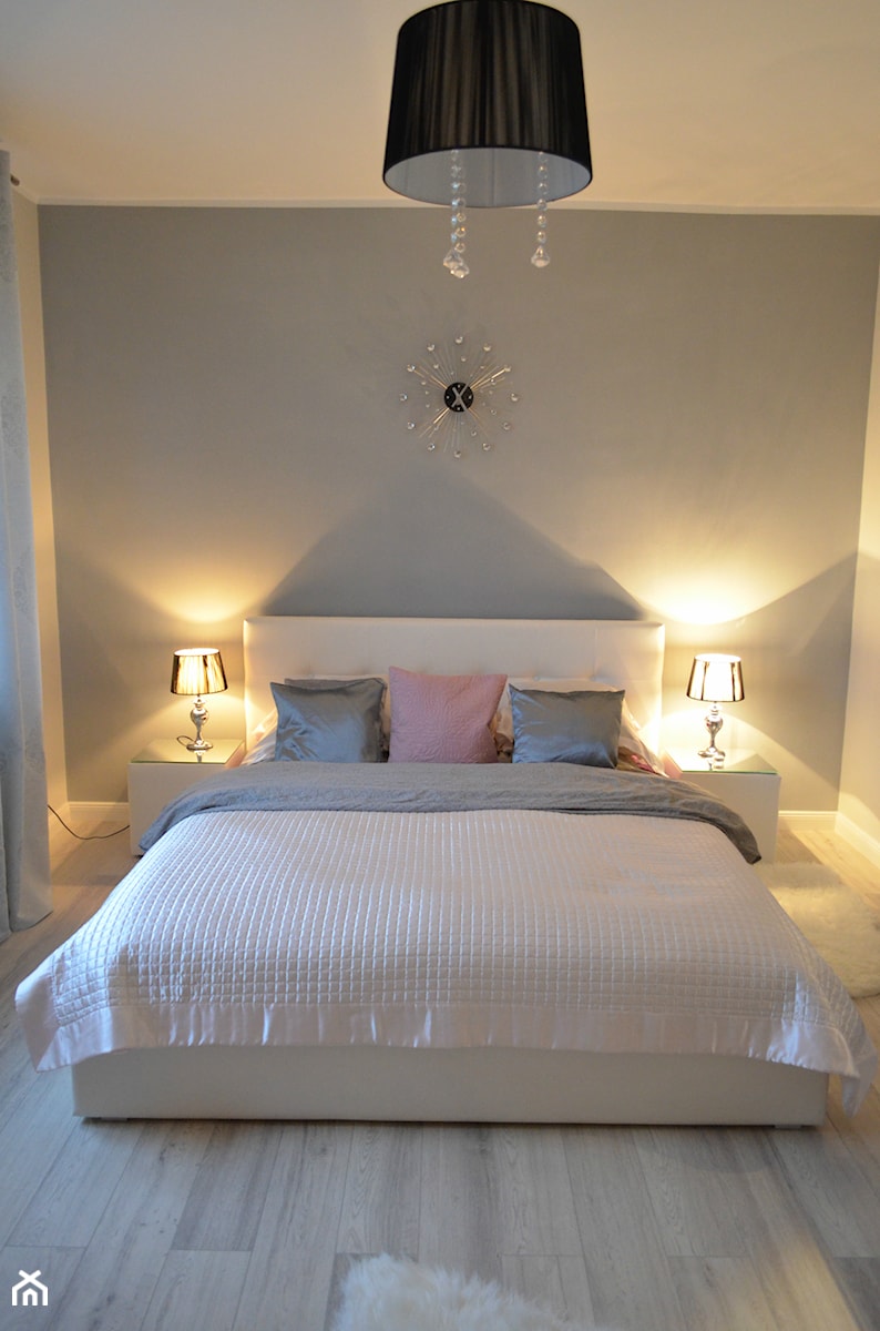 Średnia biała szara sypialnia, styl glamour - zdjęcie od claudia88