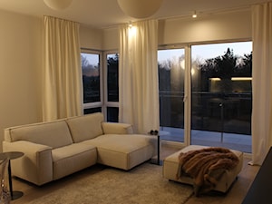 MIESZKANIE VI - Średni beżowy salon z tarasem / balkonem - zdjęcie od START DESIGN