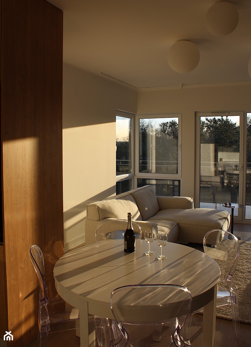 MIESZKANIE VI - Średni szary salon z jadalnią z tarasem / balkonem - zdjęcie od START DESIGN