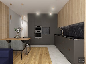 Mieszkanie na Woli - Duża otwarta z salonem czarna szara z zabudowaną lodówką z podblatowym zlewozmywakiem kuchnia w kształcie litery l z marmurem nad blatem kuchennym, styl nowoczesny - zdjęcie od MOOKA Studio