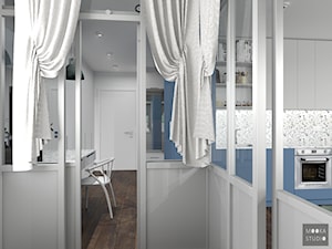 Śródmieście Port - Średnia otwarta biała szara z zabudowaną lodówką z podblatowym zlewozmywakiem kuchnia jednorzędowa z marmurem nad blatem kuchennym, styl skandynawski - zdjęcie od MOOKA Studio