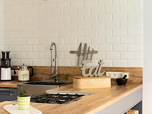Średnia otwarta z salonem biała z zabudowaną lodówką z nablatowym zlewozmywakiem kuchnia w kształcie litery l, styl rustykalny - zdjęcie od Goodfoto Izabela Koziol