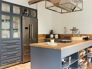 Średnia otwarta biała z zabudowaną lodówką z podblatowym zlewozmywakiem kuchnia w kształcie litery l, styl rustykalny - zdjęcie od Goodfoto Izabela Koziol