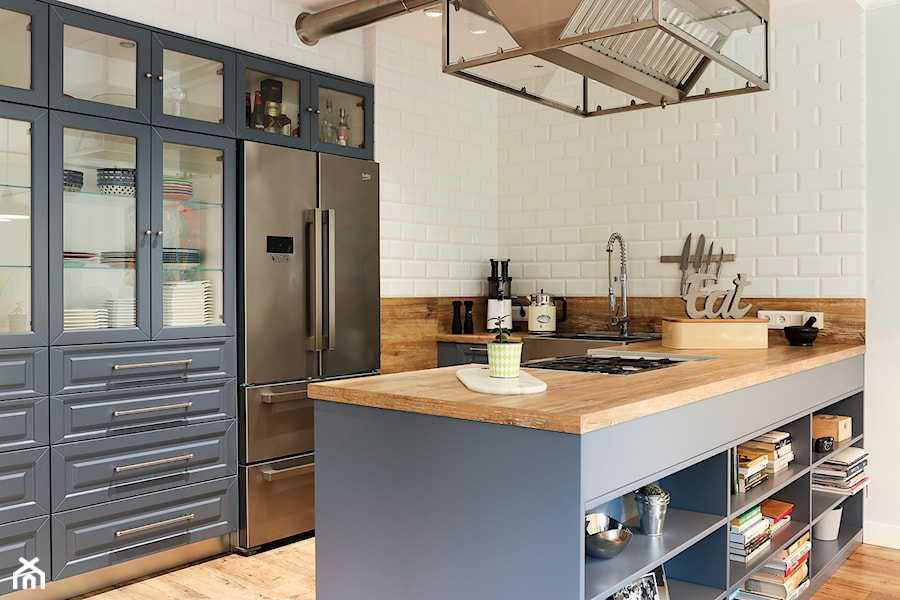 Średnia otwarta biała z zabudowaną lodówką z podblatowym zlewozmywakiem kuchnia w kształcie litery l, styl rustykalny - zdjęcie od Goodfoto Izabela Koziol